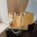 Geel en wit gestreepte canvas shopper met schattige berenhanger en lederen handvatten - Met Hanger / Geel