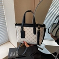 Bolso de mano Boston beige con ribete negro, diseño de rombos y correa ajustable - Blanco y Negro