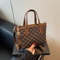 Bolso de mano pequeño marrón oscuro con monograma y correa dorada ajustable - Marrón