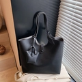 Schwarze Shopper-Tasche aus Leder mit Litschimuster und kleiner dekorativer Tasche - Schwarz