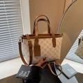 Bolso tipo cubo de jacquard beige con adornos de cuero marrón y patrón de cadena - Beige y Marrón