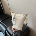 Sac seau chic en cuir blanc avec bandoulière chaîne et détail de breloque cœur - Blanc avec pendentif