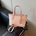 Bolso tipo cubo rosa con monograma de tela y correa de cuero ajustable al hombro - Rosa