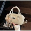 Elegante cremefarbene Boston-Tasche mit Webstruktur, Silberlogo und brauner Schleife - Mit Anhänger / Gebrochenes Weiß