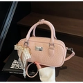 Rosa Handtasche mit Webstruktur, dekorativer Spitzenschleife und Schultergurt - Mit Anhänger / Rosa