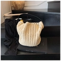 Dettaglio della trama tessuta a maglia e della tracolla in pelle nera su borsa a spalla - Taglia unica / Beige