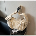 Detail van beige nylon crossbodytas met handige trekkoordzakken en een gesp - Khaki