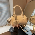 Crèmewitte Boston-tas met parelmoeren strikhanger en zilverkleurige hardware - Crèmewit Met Hanger