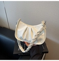 Detail van witte geplooide halve maan tas met getextureerd leer en geweven schouderband - Wit