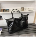 Gros plan détaillé du sac cabas en cuir PU noir brillant froissé sur un banc - Noir