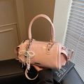 Roze Boston tas met glanzende afwerking, parelmoeren strik en hartvormige hangers - Roze met hanger