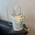 Elegante borsa a secchiello verde menta con scritta fashion e ciondolo accessorio - Verde Lago