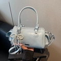 Lichtblauwe Boston tas van glanzend PU-leer met parelmoeren strik en zilveren beslag - Blauw met Hanger
