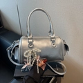 Borsa Boston metallizzata argento con ciondolo a fiocco di perle e tracolla - Argento (Con Ciondolo)