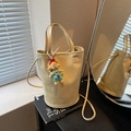 Secchiello beige chic con ciondolo a cartone e scritta FASHION goffrata sulla base - Giallo