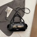 Borsa Boston nera lucida in vernice con doppi manici e dettaglio fibbia in metallo - Nero senza ciondoli