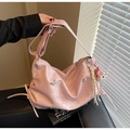 Borsa hobo rosa a pieghe con ciondoli a farfalla argentati e tracolla larga regolabile - Rosa con ciondolo