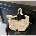 Crèmekleurige crossbody dumplingtas met verstelbare bandjes en praktische koordzakken - Off-wit