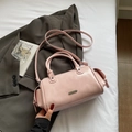 Borsa Boston rosa con manici e tracolla regolabile su uno sfondo pulito - Rosa senza ciondolo