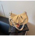 Detail van beige geplooide halvemaantas met dik geweven handvat en zilveren gespen - Khaki