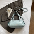 Borsa Boston celeste in pelle lucida con tracolla regolabile e manici rotondi - Blu Senza Ciondolo
