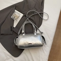 Elegante borsa a mano Boston argento da donna con finitura metallica e tracolla - Argento Senza Ciondolo