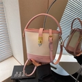 Bolso tipo cubo rosa y blanco con textura de guijarros y hebilla de metal dorado - Rosa
