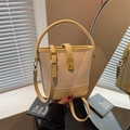 Elegante bolso tipo cubo color crema en cuero granulado con correa ajustable - Amarillo