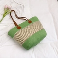 Borsa tote in paglia intrecciata verde e beige con manici in pelle per look estivo - Verde