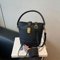 Bolso tipo cubo de cuero negro con herrajes dorados y correa ajustable para mujer - Negro