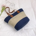 Borsa tote intrecciata a righe blu e beige con manici in pelle per spiaggia estiva - Blu