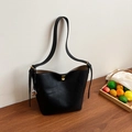 Borsa a secchiello nera texture litchi con chiusura dorata e ciondolo a cuore - Nero