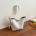 Borsa a secchiello in pelle bianca con chiusura dorata e pendente a cuore - Bianco