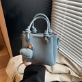 Borsa a secchiello azzurra in pelle martellata con manici annodati e ciondolo a cuore - Blu