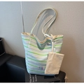 Detailopname van gestreepte canvas shopper met logo-patch en kleine ritstasje - Blauw