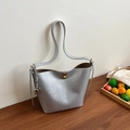 Elegante borsa a secchiello argento con trama martellata e ciondolo a cuore in legno - Argento