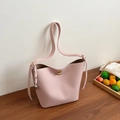 Borsa a secchiello in pelle rosa cipria con grana litchi, chiusura a scatto e tracolla - Rosa