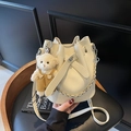 Bolso tipo cubo beige de cuero con textura litchi y un tierno colgante de osito - Blanco roto (Con Colgante)