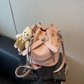 Bolso de cubo rosa en cuero granulado con cadena plateada y colgante de osito - Rosa (Con Colgante)