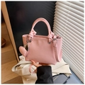 Roze emmer tas met lychee textuur, knoop handvat en hartvormige hanger voor dames - Roze