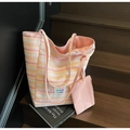 Roze en geel gestreepte canvas tote bag met bijpassend klein tasje op houten trap - Roze