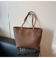 Dettaglio della borsa tote in pelle marrone con grana litchi e cuciture geometriche - Marrone