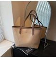 Dettaglio della borsa tote in pelle martellata con eleganti profili e manici marroni - Cachi