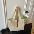 Borsa tote in paglia intrecciata beige con cinturino in pelle marrone e fibbia dorata - Bianco