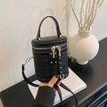 Elegante borsa a secchiello in pelle nera con motivi a rilievo e dettagli dorati lucidi - Nero