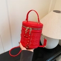 Borsa a secchiello rossa cilindrica con orsetto a rilievo e borchie dorate per spalla - Rosso