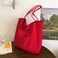 Große rote Nylon-Tragetasche mit Fronttasche und Schultergurten in Lifestyle-Ambiente - Rot