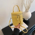 Borsa a secchiello gialla in pelle martellata con motivo a orso e finiture dorate - Giallo