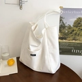 Minimalistische cremeweiße große Nylon-Tragetasche mit BEAUT-Label und Außentasche - Weiß