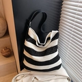 Bolso tote de punto con rayas blancas y negras, tejido hueco y asa de cuero - Negro